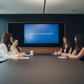Teambesprechung von vier Mitarbeiterinnen am Konferenztisch der Ott Steuerberatung in Weinstadt