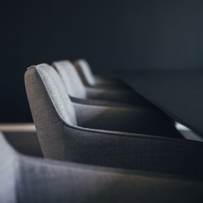 Graue Stühle am Konferenztisch im Besprechungsraum der Ott Steuerberatung in Weinstadt